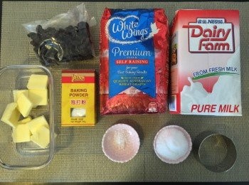 step1: 自發粉和泡打粉用篩篩過，加入糖和鹽撈均；