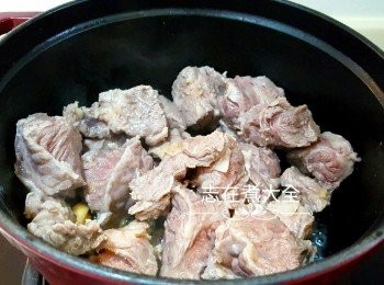 step7: 中火加入牛肋條炒香