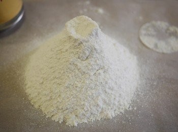 step3: 低筋麵粉和鹽先過篩.雞蛋也先打散