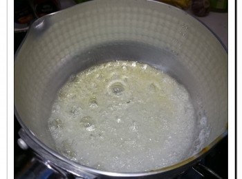 step2: 把水及糖加入鍋中。以小火慢慢加熱, 直至煮成深色濃稠的焦糖就立即離火。