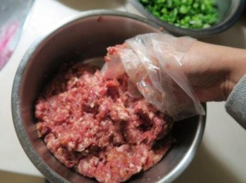 step1: 絞肉加入料酒.醬油.白胡椒.太白粉 調味抓捏拌勻