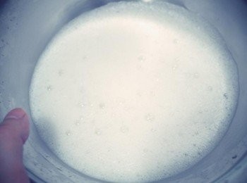 step7: 剩下的1/3蘋果汁拿傾斜攪打至出泡沫~~