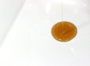 step19: 盤子上先放上些許芝麻油。預防沾黏, 也同時給水餃帶上麻油的香味。

一般來說, 在調餡料時都不放芝麻油的, 芝麻油是比較容易出現油耗味, 尤其準備冷藏的, 就盡量避免。