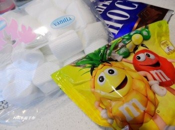 step1: 所需材料:(家樂福都能買到) 
白色棉花糖~切成五小片備用，要拉一拉。
黑巧克力磚~取適量隔水加熱融化，再放進三明治袋子裡。 
M&M黃金鳳梨口味