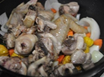 step9: 再來將雞肉也全倒入鍋大火炒