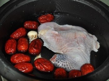 step3: 放入內鍋約6碗水，將雞腿與紅棗、白蔘一起放入燉鍋中燉煮約40分鐘即可
