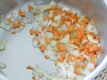 step1: 燒熱鑊後下油，先炒洋蔥至軟身，再加入紅蘿蔔