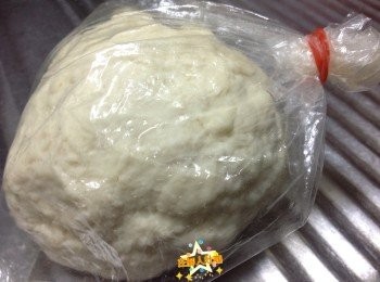 step5: 先製作老麵，把材料拌勻後，放入冰箱16小時即可使用