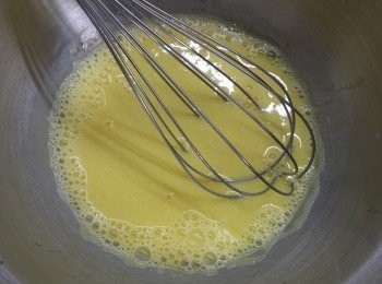 step1: 蛋黃，黑糖，鹽先拌勻, 
牛奶，菜油混合，不停攪拌加熱至微溫(唔辣手)，倒入蛋黃拌勻