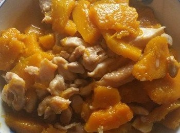 step4: 再加入雞腿肉去快炒大約5分鐘即可