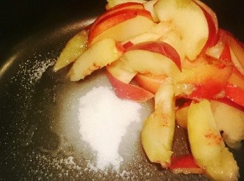 step1: 桃駁李去核切塊，加30g糖，慢火煮約十分鐘。