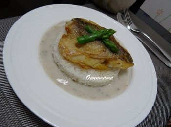 step4: 磨菇湯一罐， 脫脂220ML， 邊煮邊攪煮成汁， 隨意加小許鹽和黑椒調味。