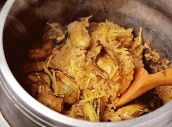 step9: 煮8～10分鐘，待水減少且米飯表面突出後轉小火，再加熱約1～2分鐘。掀開蓋子，待米飯表面幾乎沒有水分後轉大火，煮10秒後關火。悶10分鐘後上下翻動，盛入器皿，附上鴨兒芹與海苔。