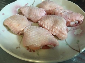 step2: 墨魚滑釀入<a href="https://bit.ly/3zHU5V3" target="_blank" data-keyword="雞翼" class="guide-link"><strong>雞翼</strong></a> <span style="display:inline-block;vertical-align:middle;margin-top:-3px;color:initial;border-radius:3px;padding:2px 3px;font-size:12px;line-height:14px;background:#87d300;color:#fff;">即買</span> 內