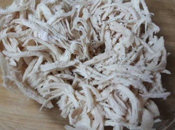 step2: <a href="https://bit.ly/3EZL8dD" target="_blank" data-keyword="雞胸" class="guide-link"><strong>雞胸</strong></a> <span style="display:inline-block;vertical-align:middle;margin-top:-3px;color:initial;border-radius:3px;padding:2px 3px;font-size:12px;line-height:14px;background:#87d300;color:#fff;">即買</span> 肉用一匙鹽和米酒醃半小時 , 再用電鍋蒸半小時 , 蒸熟後再撕成小條 , 灑適量黑胡椒粉和鹽拌勻