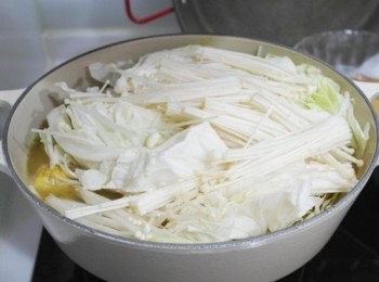 step4: 放入高麗菜及金針菇^^