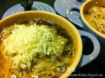 step6: 湯面再加入一片法式麵包並灑上芝士粉