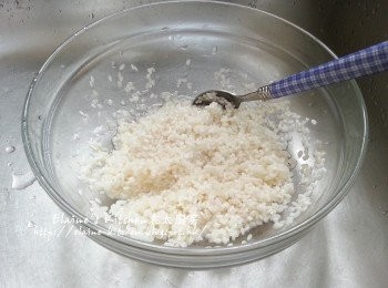 step5: 將浸好的珍珠米洗淨 , 倒去水份後加入油拌勻靜待30分鐘