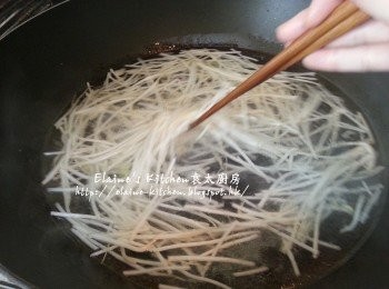 step7: 煲湯底期間鑊中燒滾水 , 加入銀芽拌勻蓋上蓋灼3分鐘後瀝乾水份
