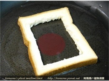 step6: 平底鍋倒入橄欖油後，開中小火熱鍋後，放入土司框微煎片刻。