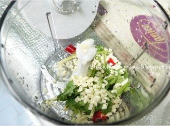 step5: 將材料放進攪拌器裡，加入蠔油、魚露、糖（先用暖水把糖溶化成糖水）、青檸汁，再打碎，記得要試味，再適量的加糖或魚露或青檸的份量。