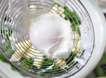 step5: 再將水煮蛋(放涼)放置最上層..