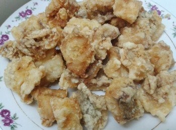 step3: 放入熱油鍋，炸四至五分鐘，盛起，待涼兩分鐘，再炸一至兩分鐘 （炸兩次，魚塊更酥脆）