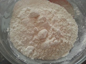 step3: 麵粉加入碗中。