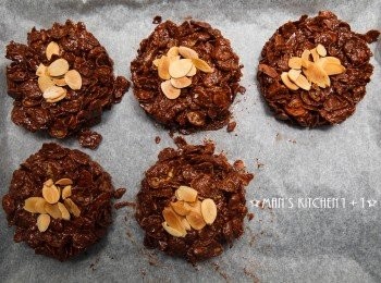 step4: 將攪拌均勻的玉米片用模子作成圓型後礤上少許的杏仁片，並冰入冷藏至少一個小時就完成了。