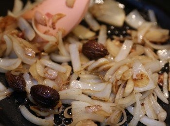 step4: 爆香薑片、洋蔥及草果