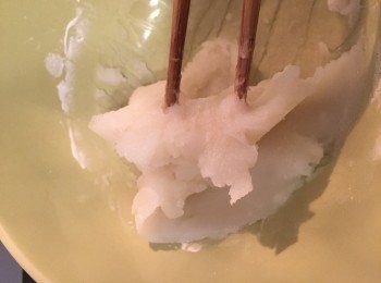 step2: 用保鮮膜封住，放入微波爐用高火（強微波）微波2分鐘，見糯米呈現透明成團即可（否則拌一拌粉團再逐分鐘微波至熟）