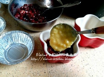 step7: 將西米湖放入焗碗內至1/3份滿 , 再放入適量紅豆蓉 , 再放上西米糊至九分滿