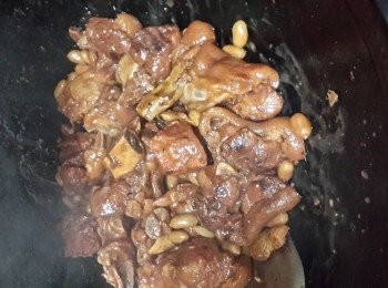 step7: 較中小火煮40分鐘至猪手諗身（間中要開蓋兜勻），即可盛碟