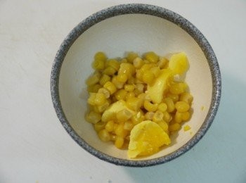 step2: 將蛋黃取出後，放入玉米粒、孜然粉與醬油後，拌成內餡。