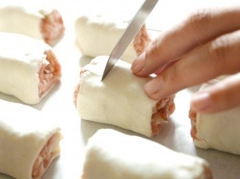 step7: 把1卷平均切成5份，2卷共可切成10份。把切好的肉卷放在己鋪上牛油紙的烤盤上，再在每件肉卷上以小刀劃三下。