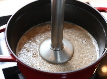 step5: 用hand blender blend 湯
最後加入忌廉及少許海鹽