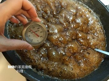 step5: 炒約20-25分鐘，溫度上升到120度，或是將糖滴在冷水中會形成圓珠狀，熄火