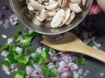 step13: 再加入磨菇炒至軟身