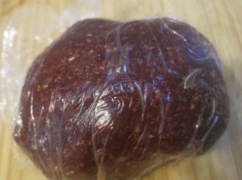 step7: － 把麵糰用保鮮紙包好，放入雪櫃大概一小時