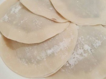 step3: 熱鑊下多一些油，下魚肉盒子，煎至兩面金黃即成。