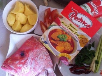 step1: 將魚頭洗淨，馬鈴薯去皮切塊，番茄切塊，羊角豆洗淨待用。