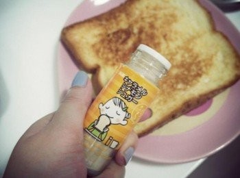 step5: 然後灑上肉桂粉或肉桂糖!!! 我用的是肉桂糖~超市有在賣喔^^" 如果沒有肉桂糖就直接灑肉桂粉和糖粉喔!!