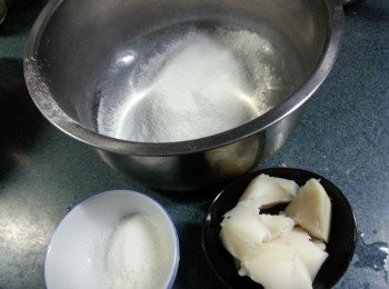 step5: 加入砂糖及豬油搓成麵團