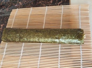 step8: 卷起定型，此份量可做到3條意粉壽司