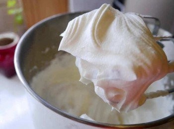 step8: *剩下200ml鮮奶油打發成八九分。
