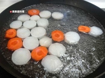 step2: 蘿蔔放入鍋中，加水（水量要蓋過蘿蔔），煮滾。蓋鍋蓋，轉中火，燉至軟（用筷子可輕易穿透的程度，約5分鐘）。
