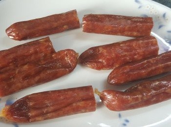 step7: 將每條臘腸於中間切開成兩條(此步驟可預先做定)