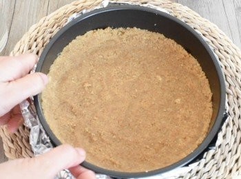 step3: 將餅乾碎倒入烤盤內，平均鋪好、壓實，放入已預熱160度C焗爐，焗分鐘，備用