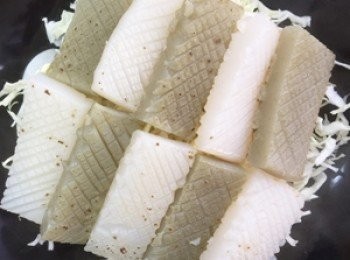 step5: 準備一個有深度的盤子，擺上高麗菜絲，再將煎至微焦黃的蒟蒻切成適當大小排列上去。