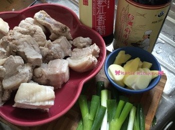 step1: 排骨先沖洗，加入注水的鍋子中氽水，讓雜質浮出，關火，用水喉水沖走多餘雜質，瀝乾備用; 蔥切段、薑切片、蒜子切片